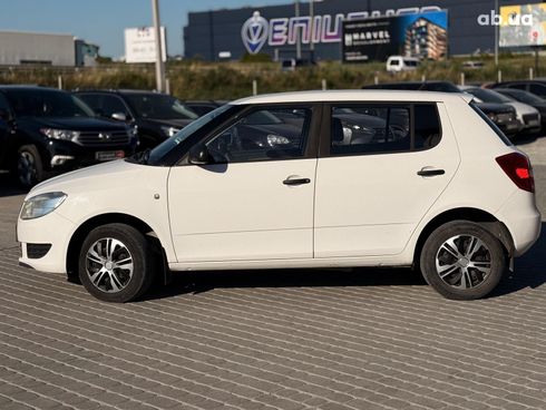 Skoda Fabia 2013 белый - фото 4