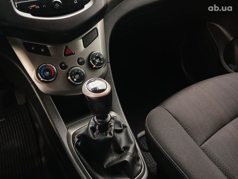 Chevrolet Aveo 2013 белый - фото 17