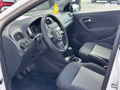 Volkswagen Polo 2011 белый - фото 15
