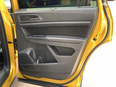 Volkswagen Atlas 2017 желтый - фото 23
