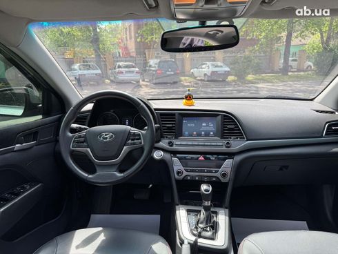 Hyundai Elantra 2016 серый - фото 16