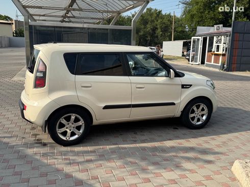 Kia Soul 2010 бежевый - фото 17