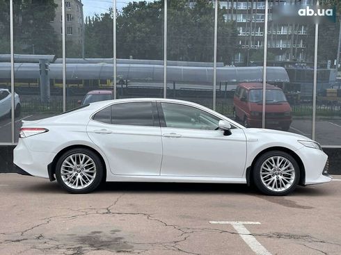 Toyota Camry 2020 - фото 2