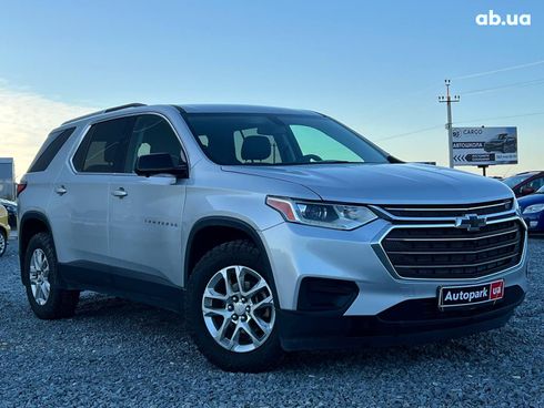 Chevrolet Traverse 2017 серый - фото 12