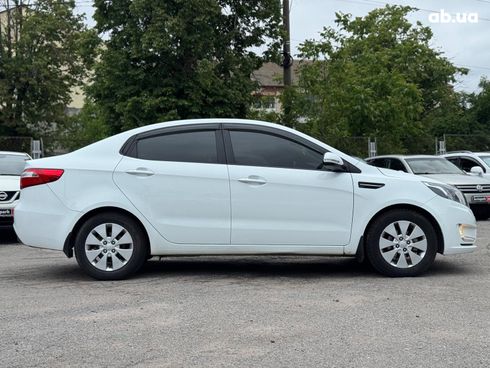 Kia Rio 2013 белый - фото 13