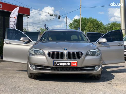 BMW 5 серия 2011 бежевый - фото 11