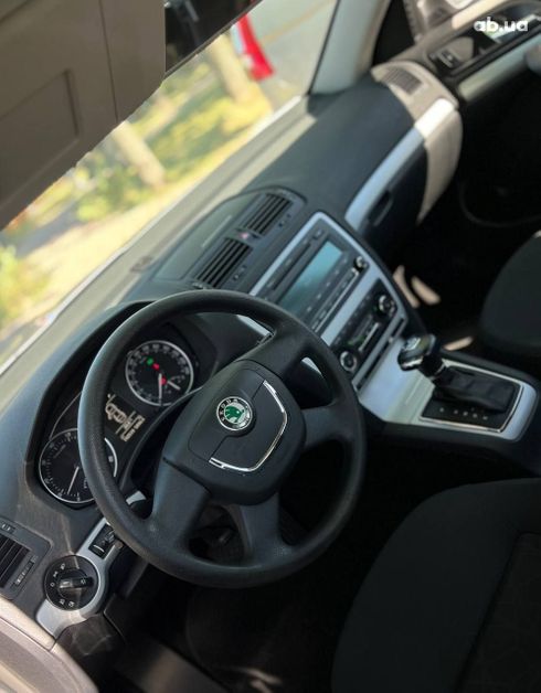 Skoda Octavia 2011 бежевый - фото 11