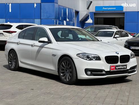 BMW 5 серия 2015 белый - фото 3