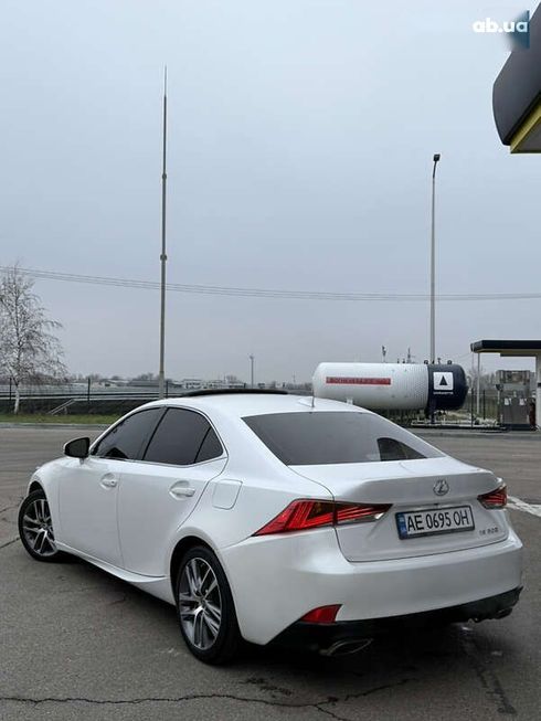 Lexus IS 2018 - фото 6