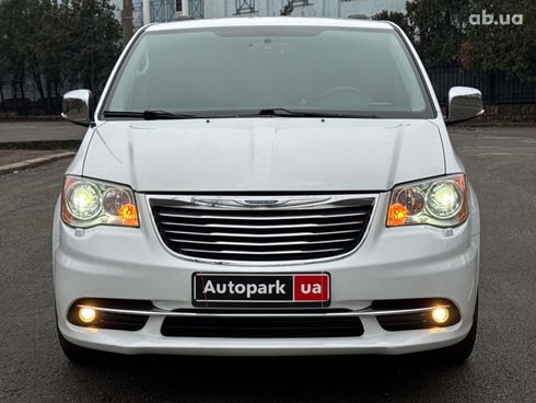 Chrysler town&country 2013 белый - фото 2