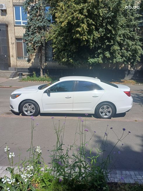 Chevrolet Malibu 2014 белый - фото 2