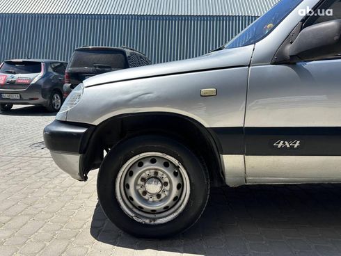 Chevrolet Niva 2004 серый - фото 3