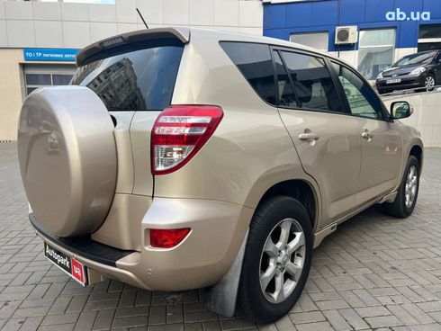 Toyota RAV4 2011 бежевый - фото 5