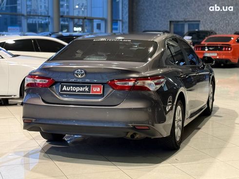 Toyota Camry 2018 серый - фото 7