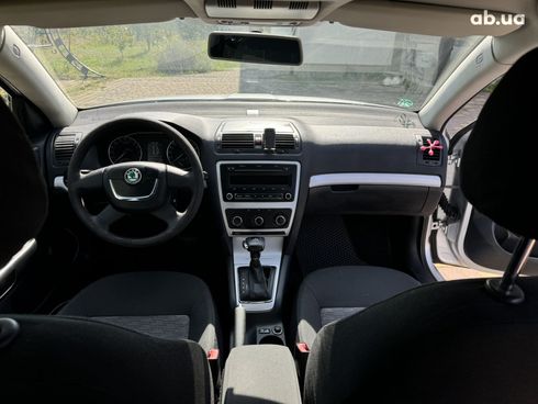 Skoda Octavia 2010 серебристый - фото 8