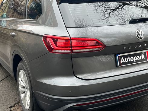 Volkswagen Touareg 2019 серый - фото 27