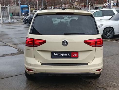 Volkswagen Touran 2017 бежевый - фото 6