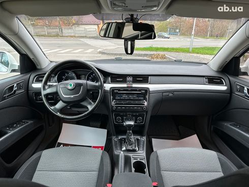 Skoda Superb 2012 белый - фото 26