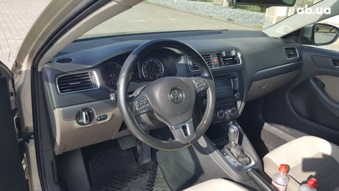 Volkswagen Jetta 2012 золотистый - фото 10