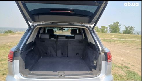 Volkswagen Touareg 2019 серый - фото 7