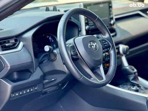 Toyota RAV4 2021 серый - фото 11