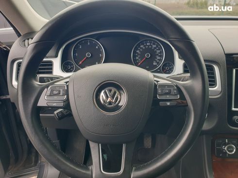 Volkswagen Touareg 2012 серый - фото 15