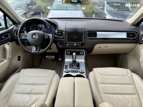 Volkswagen Touareg 2016 белый - фото 16