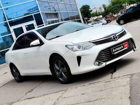Toyota Camry 2015 белый - фото 12