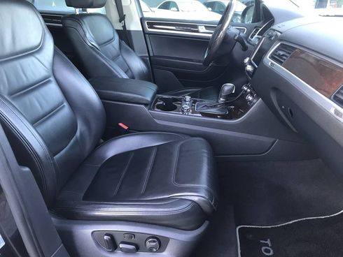 Volkswagen Touareg 2012 черный - фото 13