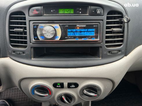Hyundai Accent 2008 бежевый - фото 15