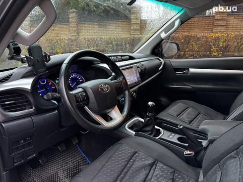 Toyota Hilux 2017 серый - фото 13