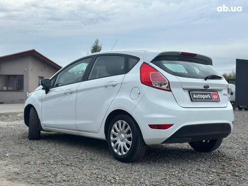 Ford Fiesta 2016 белый - фото 10