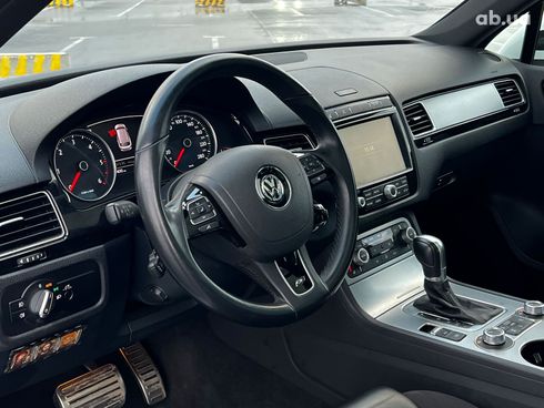 Volkswagen Touareg 2016 белый - фото 18