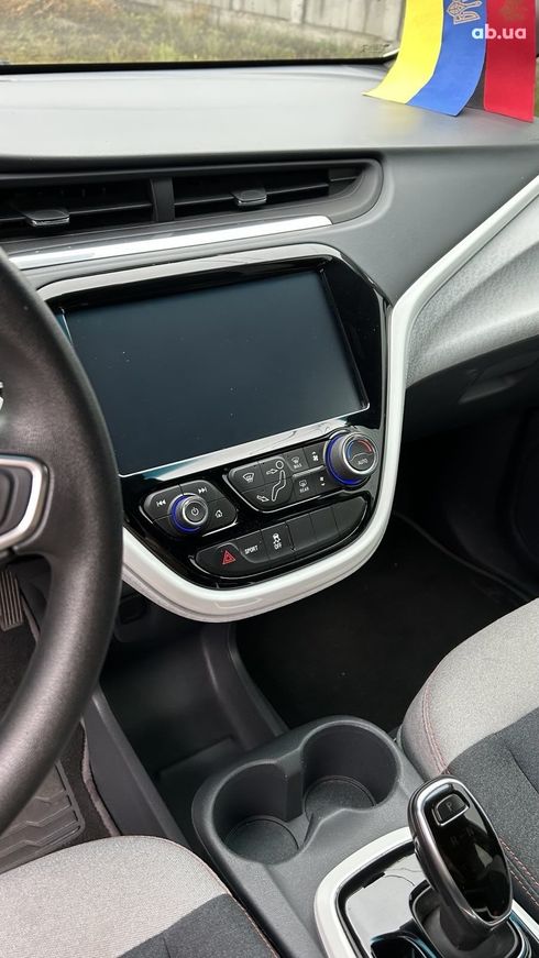 Chevrolet Bolt 2019 белый - фото 6