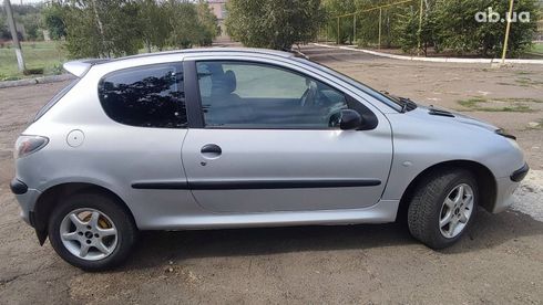 Peugeot 206 2002 серебристый - фото 5