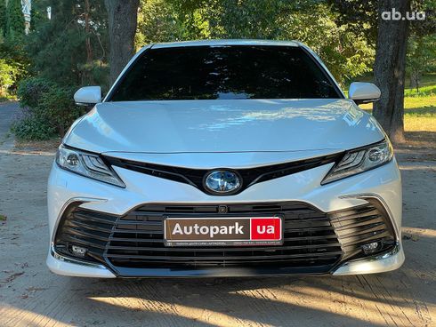 Toyota Camry 2022 белый - фото 3