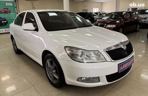 Skoda Octavia 2011 белый - фото 8