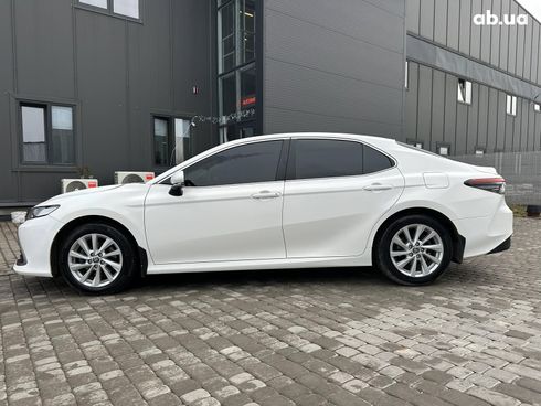 Toyota Camry 2021 белый - фото 5