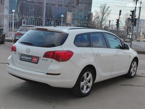 Opel Astra 2012 белый - фото 8