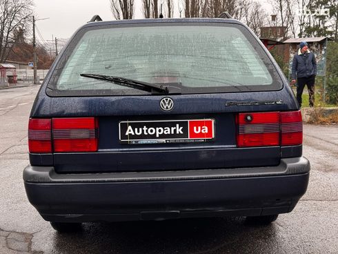 Volkswagen passat b4 1996 синий - фото 14