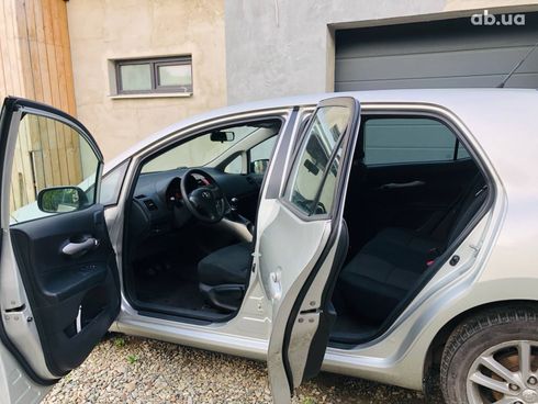 Toyota Auris 2010 серебристый - фото 4