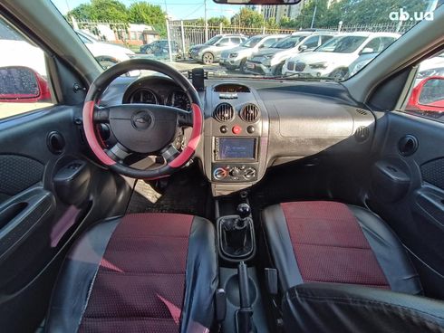 Chevrolet Aveo 2006 красный - фото 21
