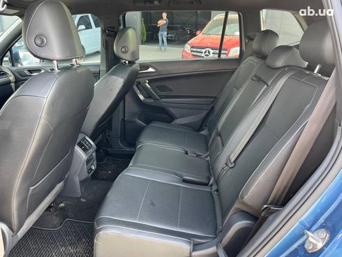Volkswagen Tiguan 2018 синий - фото 23
