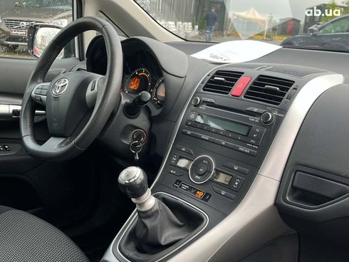 Toyota Auris 2010 белый - фото 16