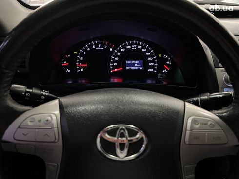 Toyota Camry 2011 серебристый - фото 2