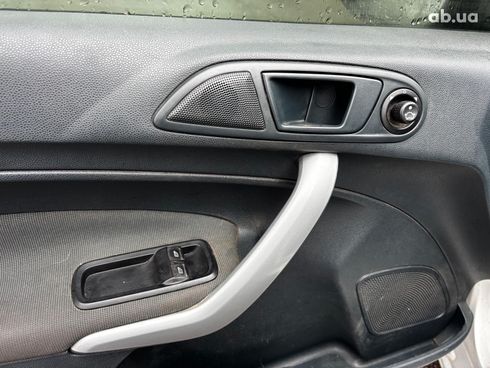 Ford Fiesta 2012 серый - фото 38