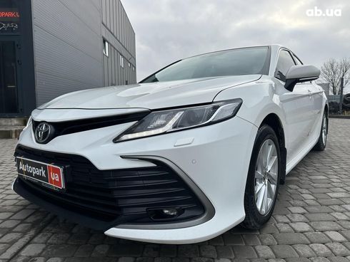 Toyota Camry 2021 белый - фото 11