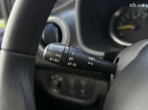 Renault Sandero 2019 - фото 21