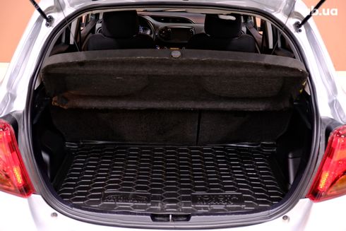 Toyota Yaris 2015 серебристый - фото 9