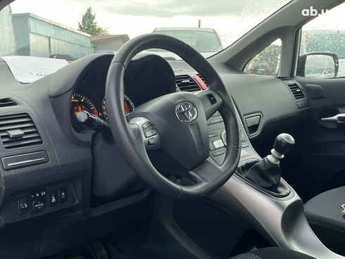 Toyota Auris 2010 белый - фото 29